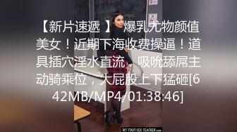 高跟骚货人妻母狗，约炮大学生小学弟 老公在一边拍摄，被小弟弟抬起黑丝美腿甜小穴 爽的不要不要的，年轻体力就是好